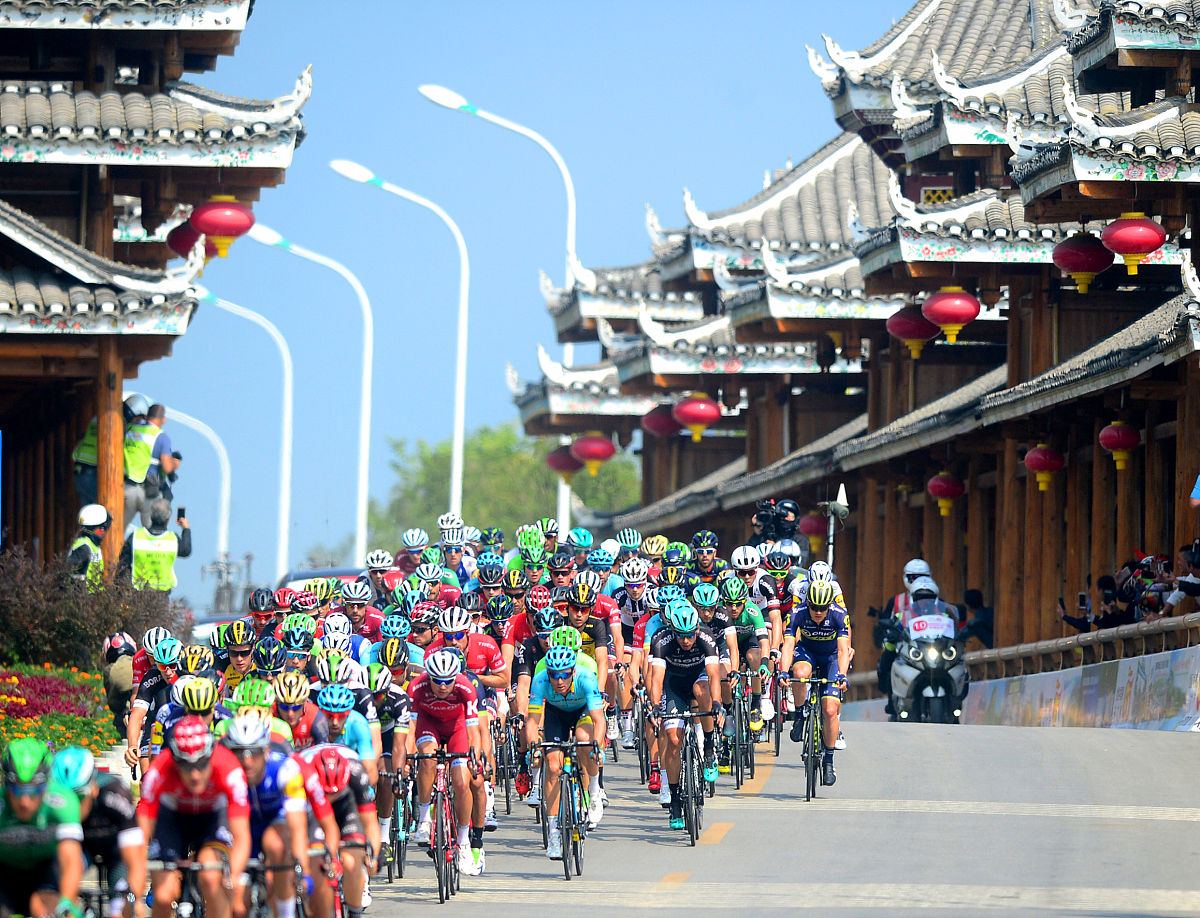 人步行速度v1=5kmh 骑行速度v2=15kmh若步行的人先走30min则：1骑车的人经过多长时间才能追上步行的人？2这时距离出发地多远？