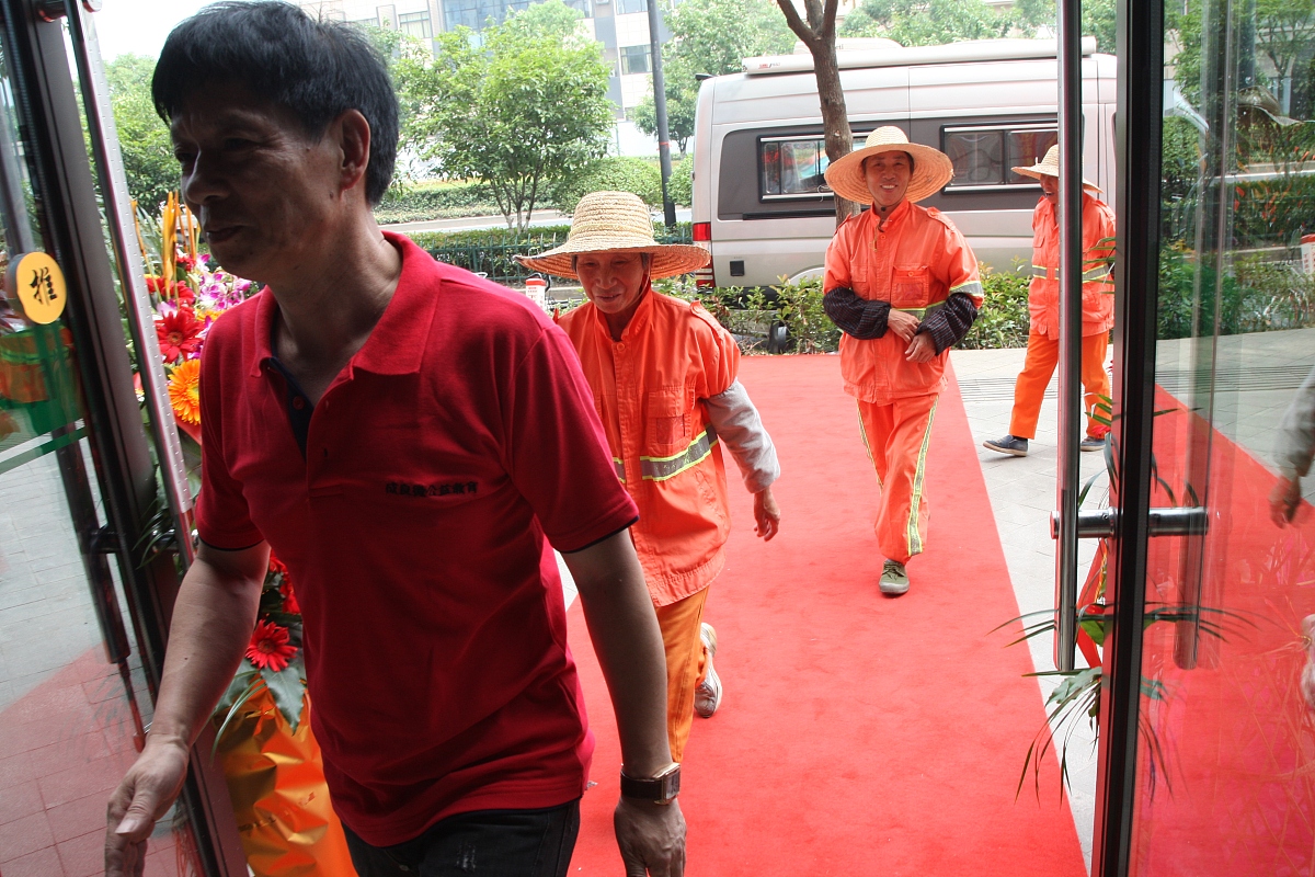 我为业主做件事0字我是物业保安在11栋1单元捡到一条毯子