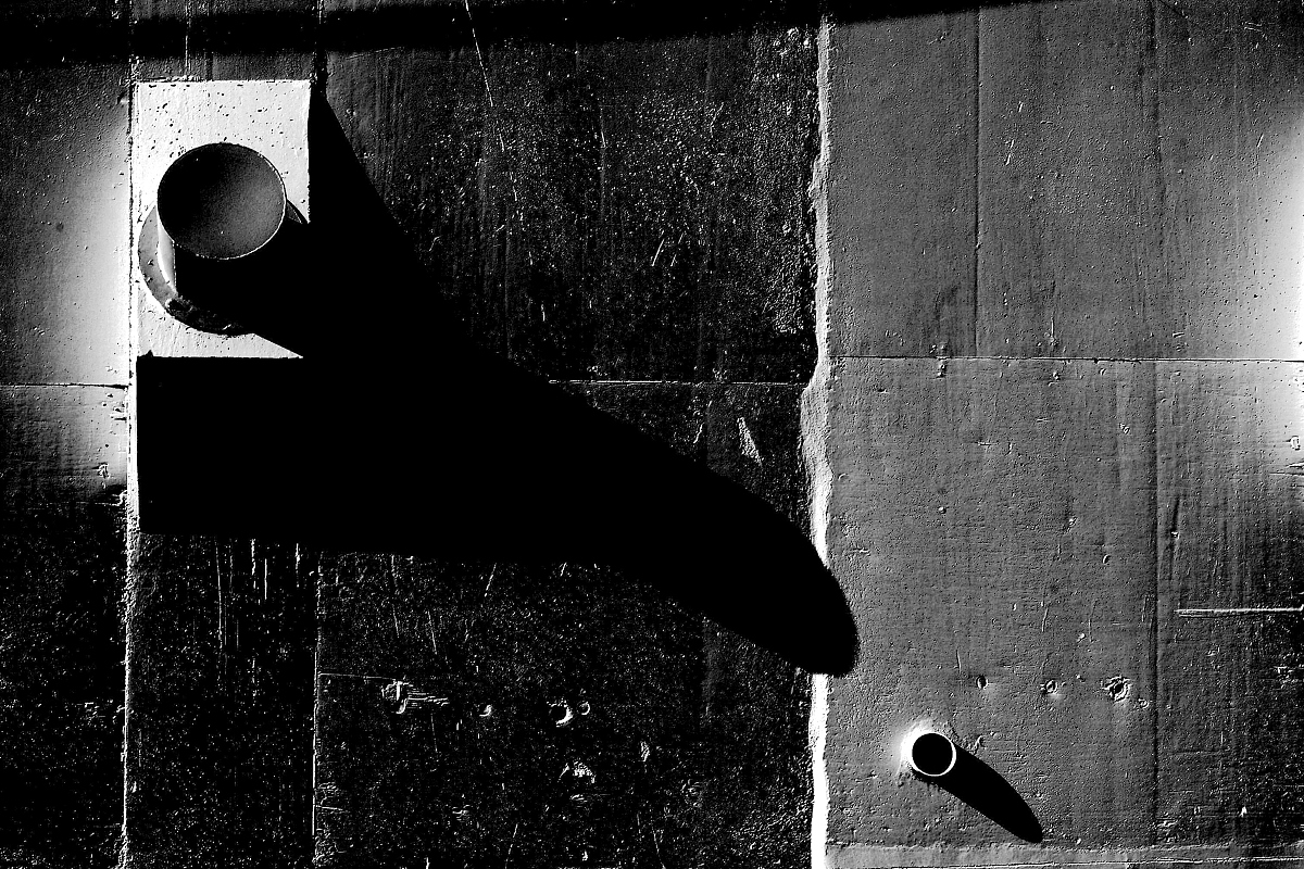 我需要构思一个故事关于西西弗斯和镜子的故事镜子里可以显现每个人最害怕的人或事情