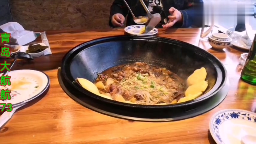 到底谁请谁吃饭?一锅东北乱炖吃不了,拍照还要笑骂老公
