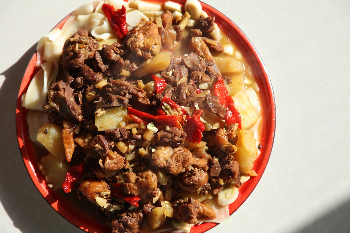 帮我写三条大盘鸡餐饮店老板人设短视频拍摄脚本