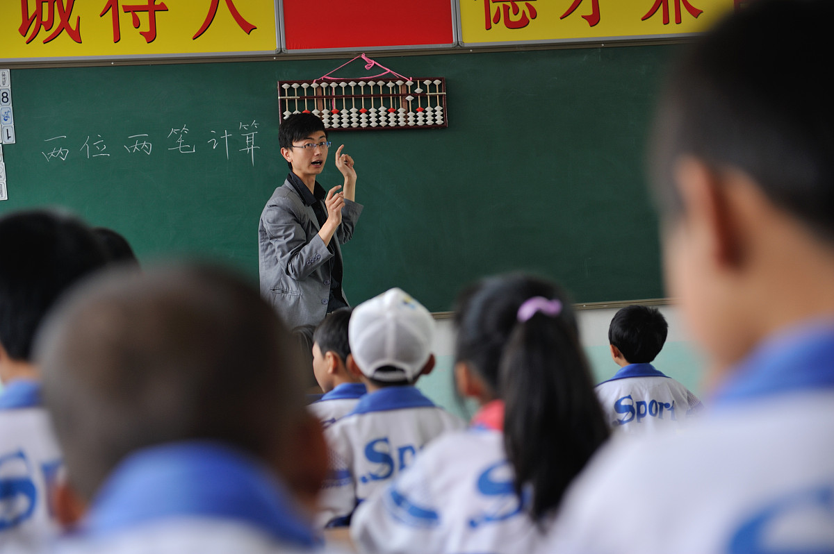 请你学习这份方案：自制水钟——小学科学《计量时间》项目化学习案例一、项目简介在五年级上册第三单元第三课《我们的水钟》教学中发现：课堂实践中学生能粗略地制作水钟但计时效果和计时精准情况不理想。因此本项目将目光重新聚焦到水钟根据课堂实践中存在的问题以学生制作的初代不完善水钟为基础设计制作一款富有创意、计时精准的短时计时工具。项目设6课时涉及科学、数学、美术等涉及年级段为五年级。二、驱动性问题课堂上设计