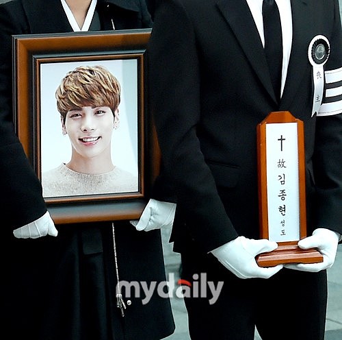 shinee主唱金钟铉葬礼举行 亲友抬遗体捧名碑神色凝重