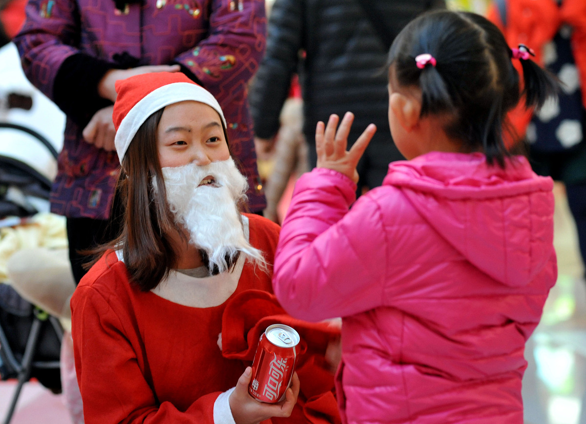 ***_***2014年12月24日,山东省青岛市,青岛大学大四女生在一家商场扮
