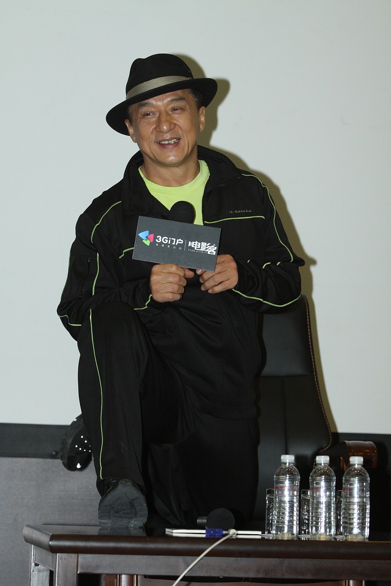 2012年12月5日,上海,成龙到电影院与观众交流.***_***成龙+++_+++十二