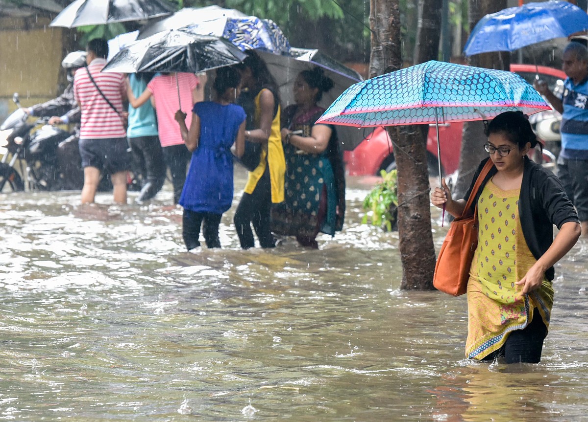 将下列句子换个说法：首先气候变化和城市化是城市洪涝灾害最主要的驱动要素