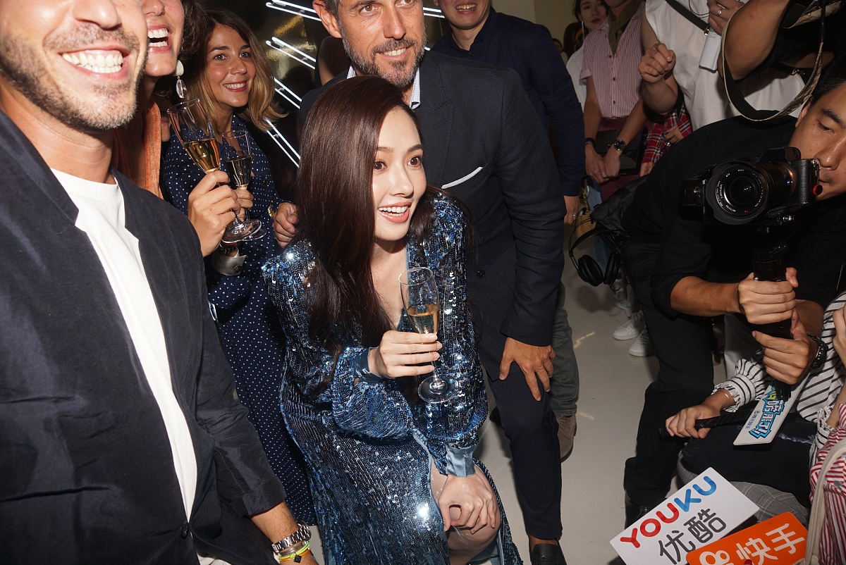 女神肿么了?郭碧婷发福脸圆双下巴明显 慵懒卷发显温婉女人味