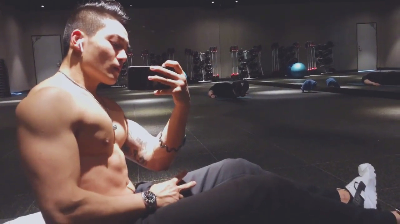 肌肉男:小哥哥的肌肉线条好有安全感啊!真性感!