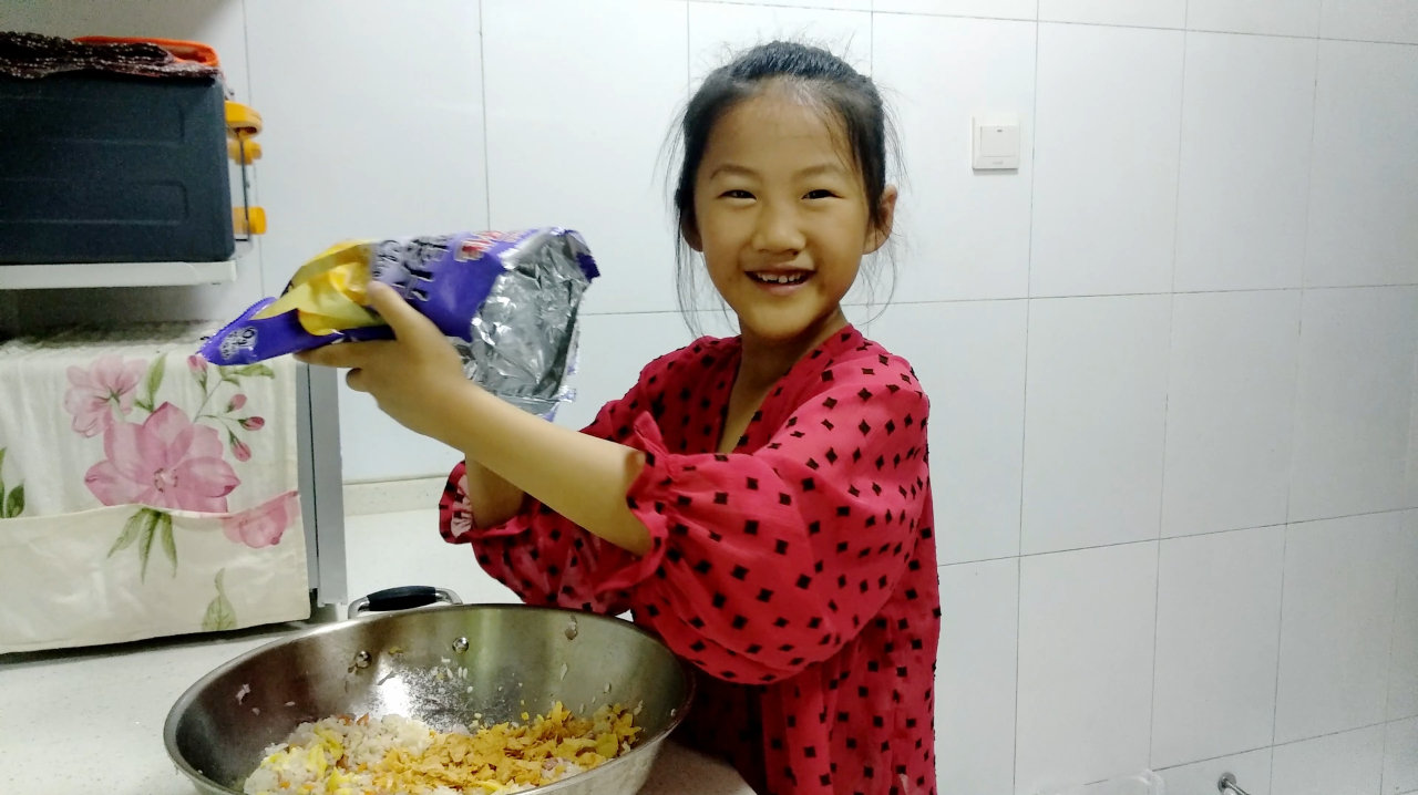 剩米饭没人吃?小姐姐里面倒一包薯片,真是拌饭神器,弟弟吃撑了