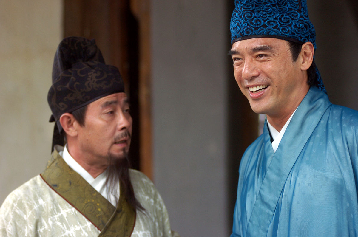 2005年9月22日,搞笑古装剧《飞上枝头的凤凰》近日在横店紧张拍摄.钟