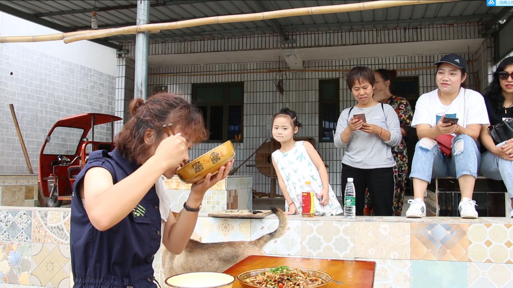 秋妹今天用涪陵榨菜炒了肥肠,又香又辣,大口大口吃,粉丝看饿了
