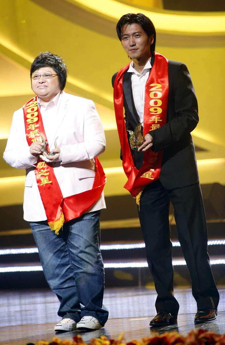 2009年2月28日,上海,2009新娱乐慈善群星会颁奖晚会.***_***韩红 谢霆