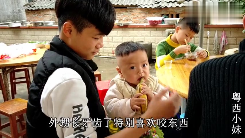 兄弟姐妹都回来了,婶婶煲了满满一大锅骨头汤,营养又美味