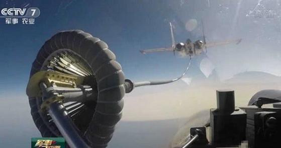 央视曝光歼15新技能!舰载机伙伴加油 航母作