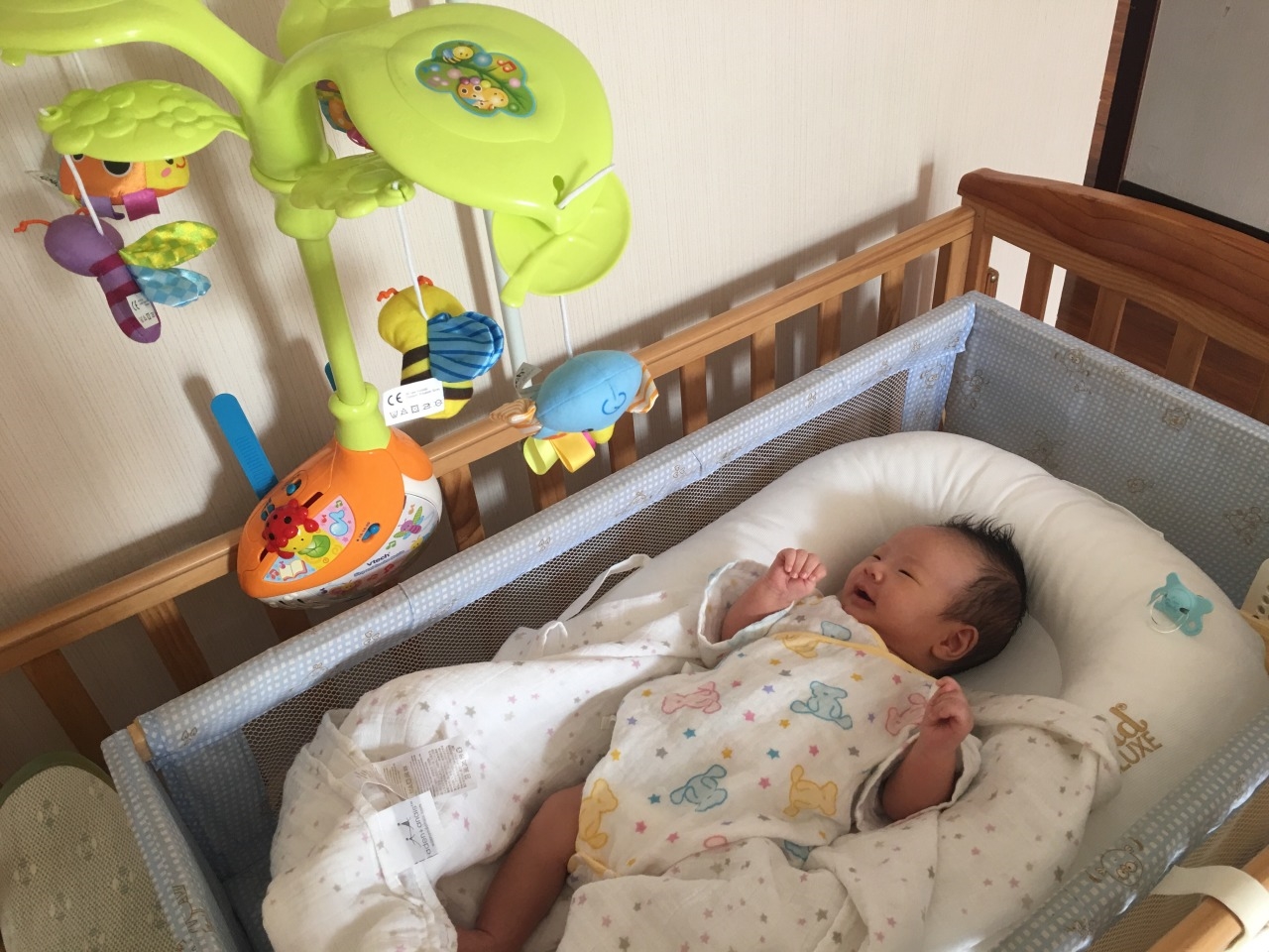 在孩子婴儿期的时候,每个妈咪都希望自己的宝贝吃得好、睡得好,如此才能茁壮的生长发育。可是,很多宝宝根本就不愿意好好地睡觉,特别喜欢在睡觉前玩闹,那么在孩子的成长中,作为母亲,应该怎么选择哄宝宝睡觉方式呢?下面笔者盘点三种哄孩子睡觉的妙招。 喂奶 如果妈咪是坚持喂养母乳的话,应该对这种方式很熟悉。绝大部分的孩子,只要轻轻躺在妈妈怀中吃着母乳,就能瞬间平静心情,自然很快就睡着了。这种方式特别实用,半夜宝宝起来苦恼的时候,尤其的好用。 然而,有利必有弊,这一种方式的缺点就在于,喂奶后容易让母乳存留在宝宝的口