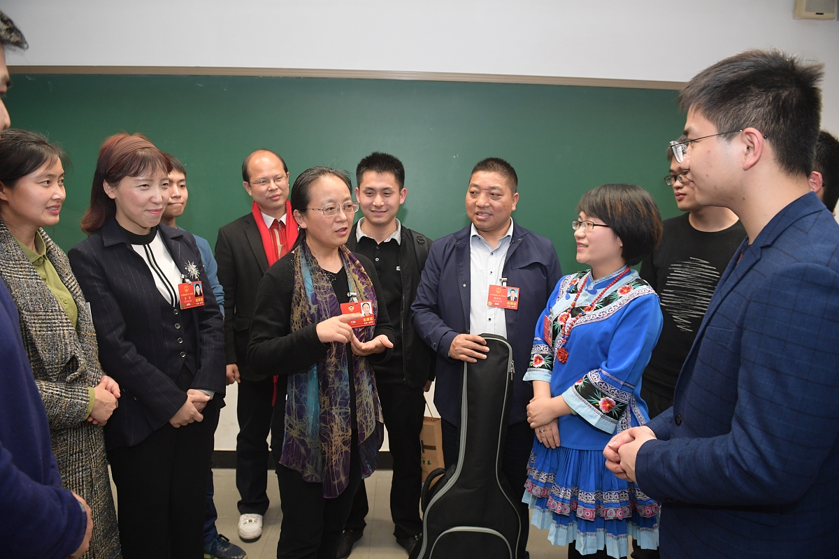 改写：两校同一套领导班子运作教学设施和资源共享。但两校招生对象不同肇庆师范专科学校招收师范生而西江大学则招收非师范学生培养职业技术人才。