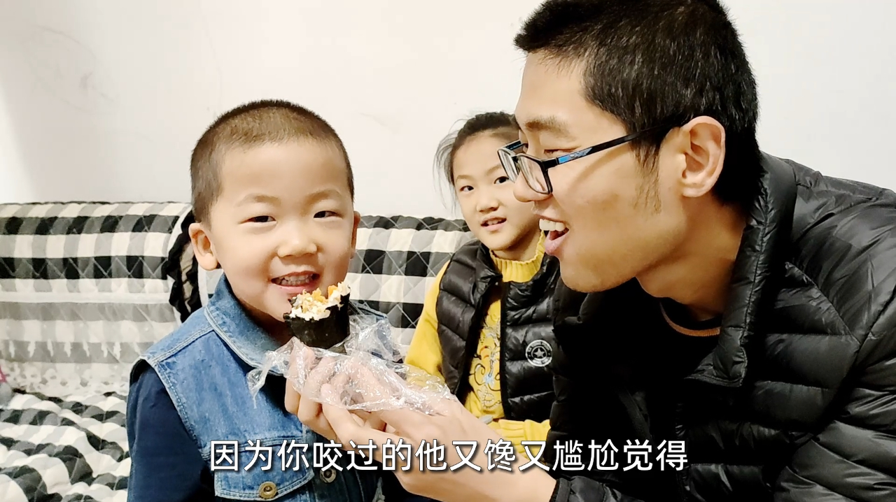 姐姐和弟弟做肉松寿司,放进盲盒然后藏起来,让爸爸找到才能吃
