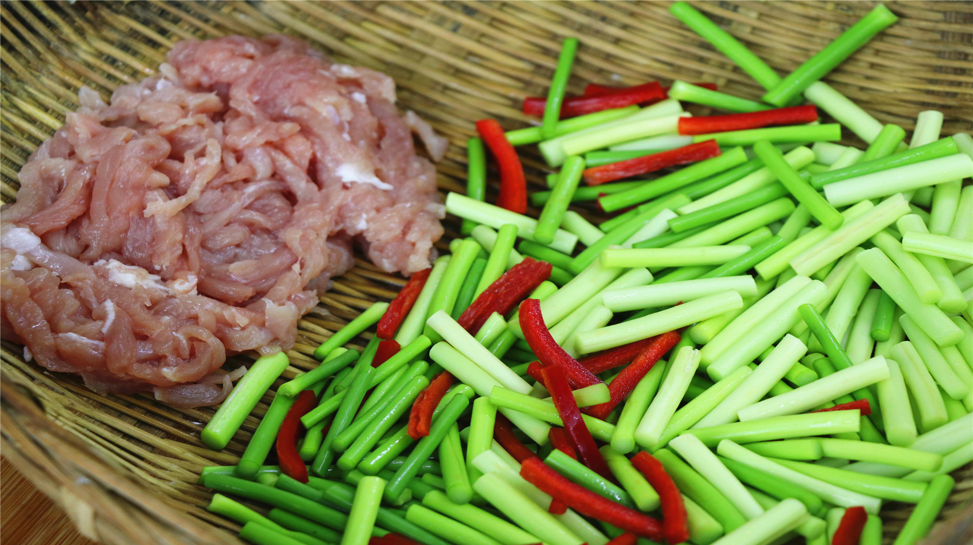 蒜苔肉丝到底是先炒蒜苔还是肉丝,很多人都搞错了,所以不好吃