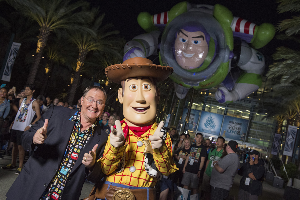 《寻梦环游记》是如何应用音乐、光线、色彩、镜头来交待人物及时空环境的