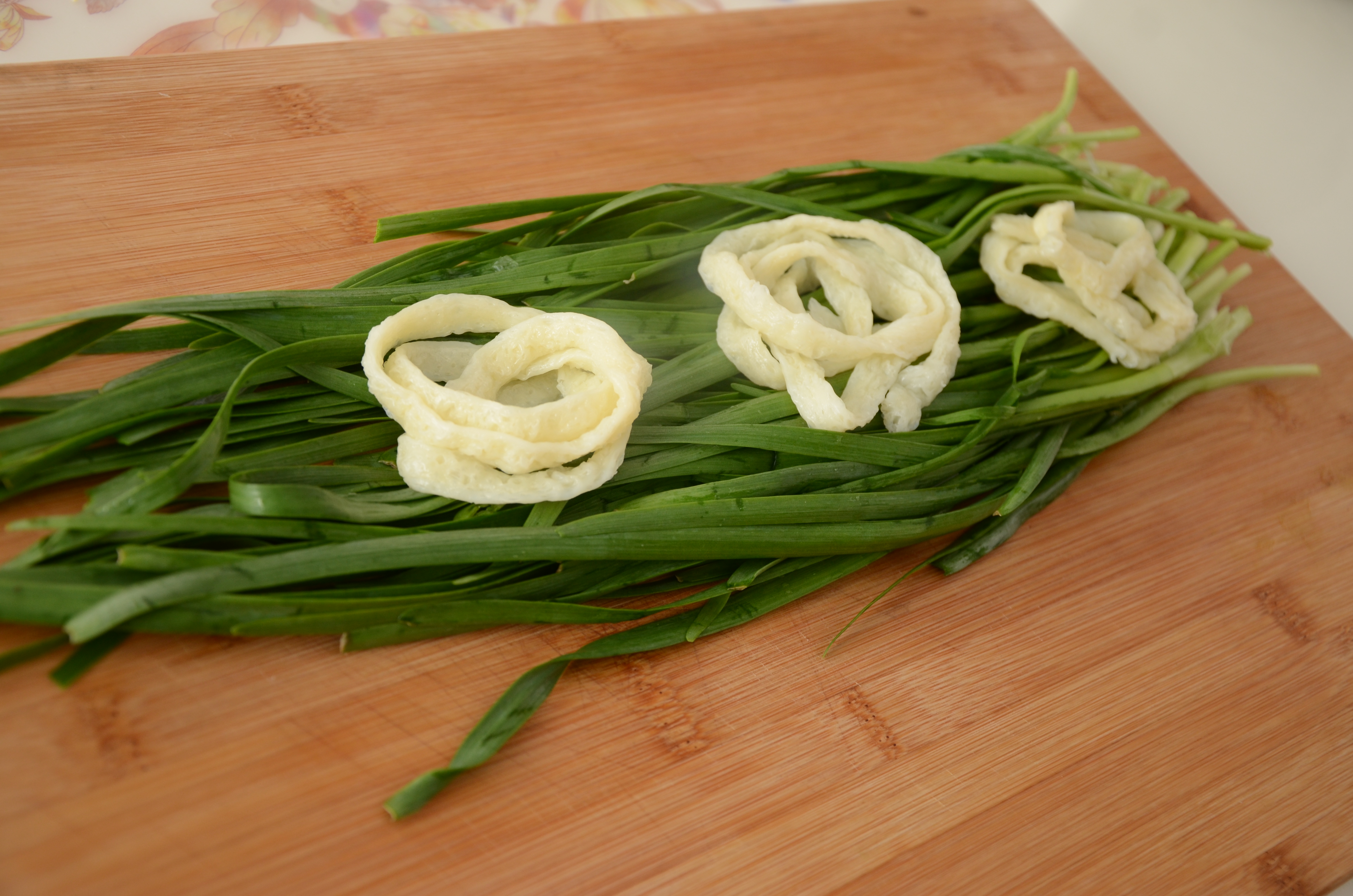 媳妇用一把韭菜和面筋做一道美食,地道农村家常菜,味道超好