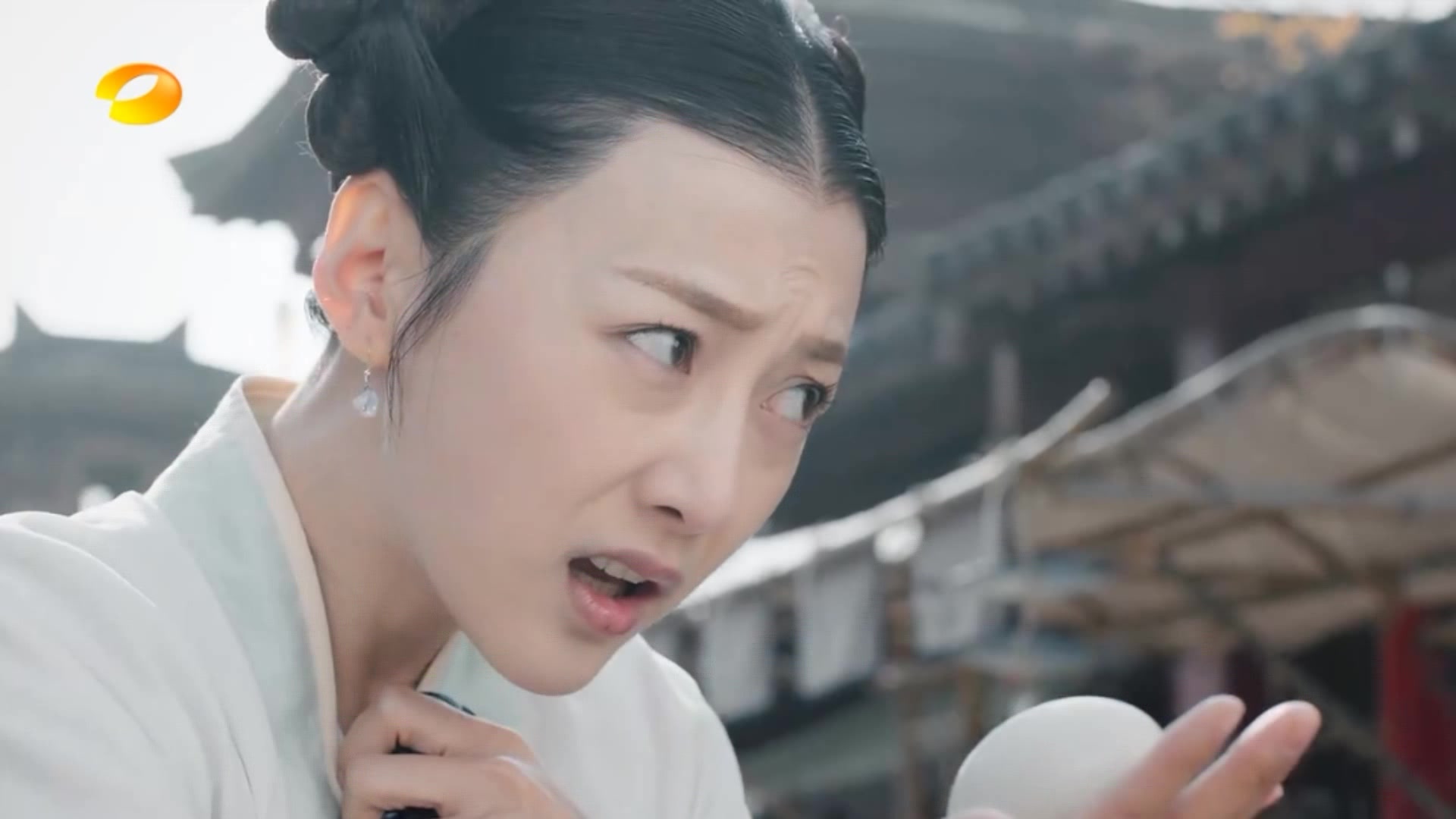 美女送男子香囊,不料男子却回赠美女“咸鸭蛋”,哎,精辟!
