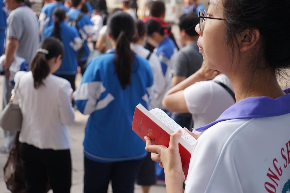 ***_***2017年6月7日,北京陈经纶中学考点外,老师们和学生拥抱.
