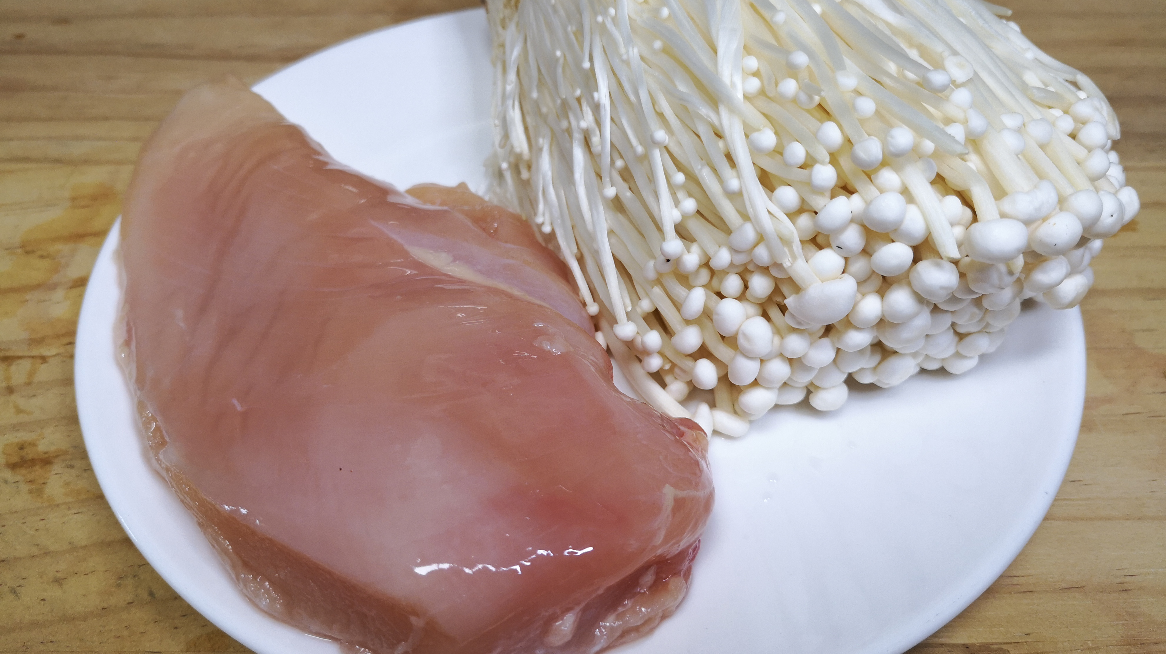 鸡胸肉加金针菇这样做实在太香了,不用炒,不煮汤,开胃过瘾解馋