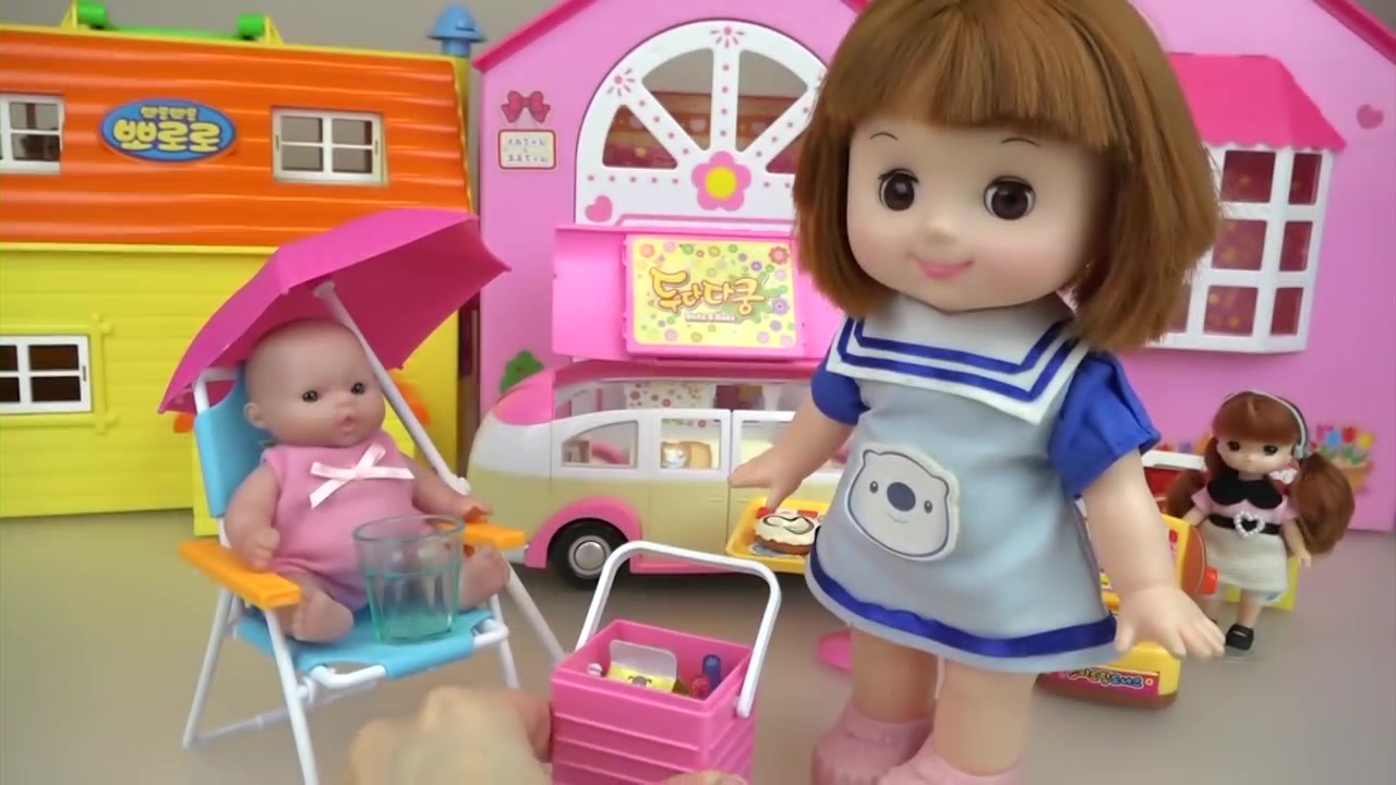 过家家 蛋糕厨房娃娃做饭玩和露营车玩 餐车