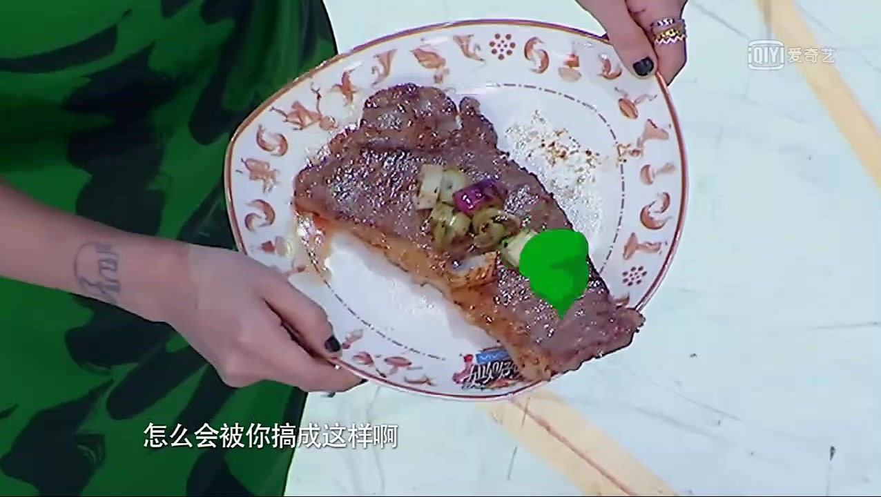 小S煎完牛排装的盘子,很接地气了,大S无情拆穿!