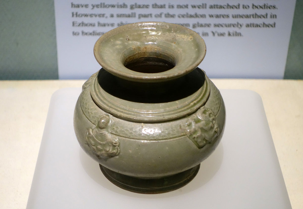 青瓷佛像堆帖盘口壶,西晋(265-316年),鄂州市寒溪公路4号墓出土,湖北