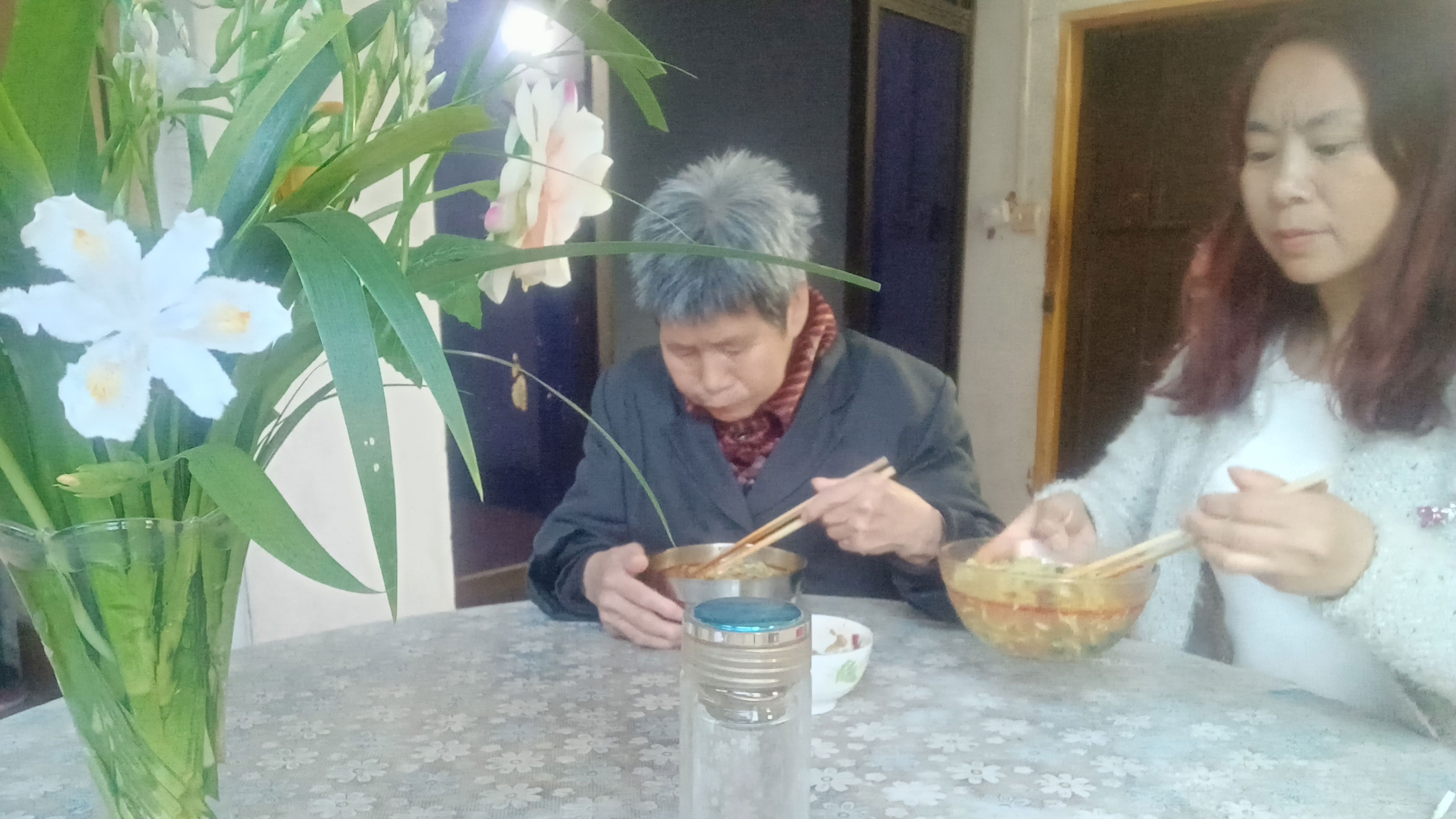 农村大妈用菠菜加鸡蛋做手擀面,再浇上鲜香麻辣的红油,味道……