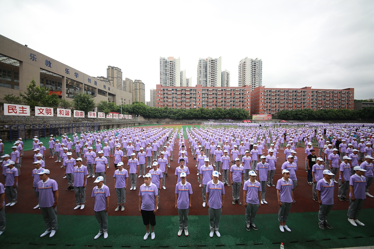 重庆市黔江区民族职业教育中心服装设计与生产管理专业怎么样