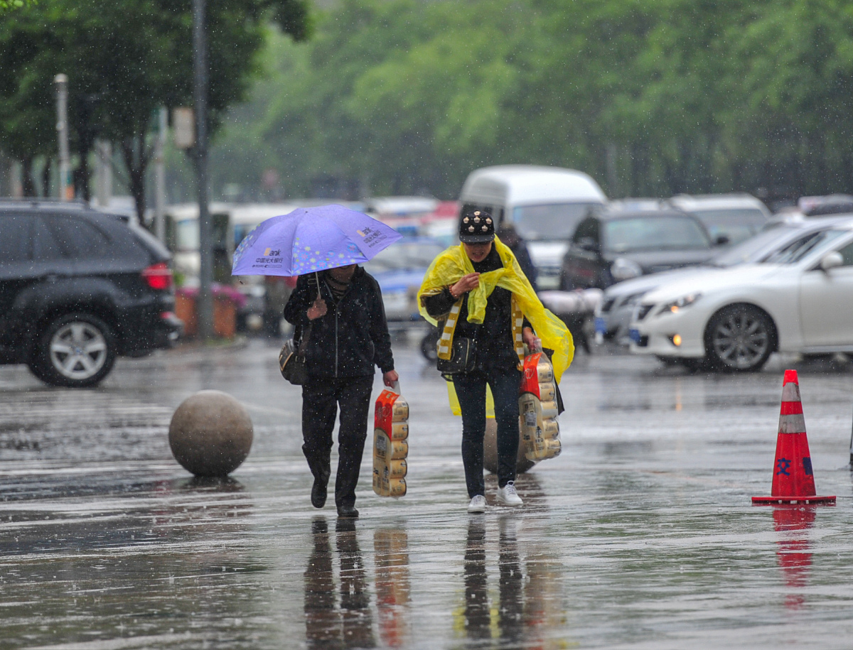 东北局地暴雨预警！中东部高温持续，如何应对极端天气？