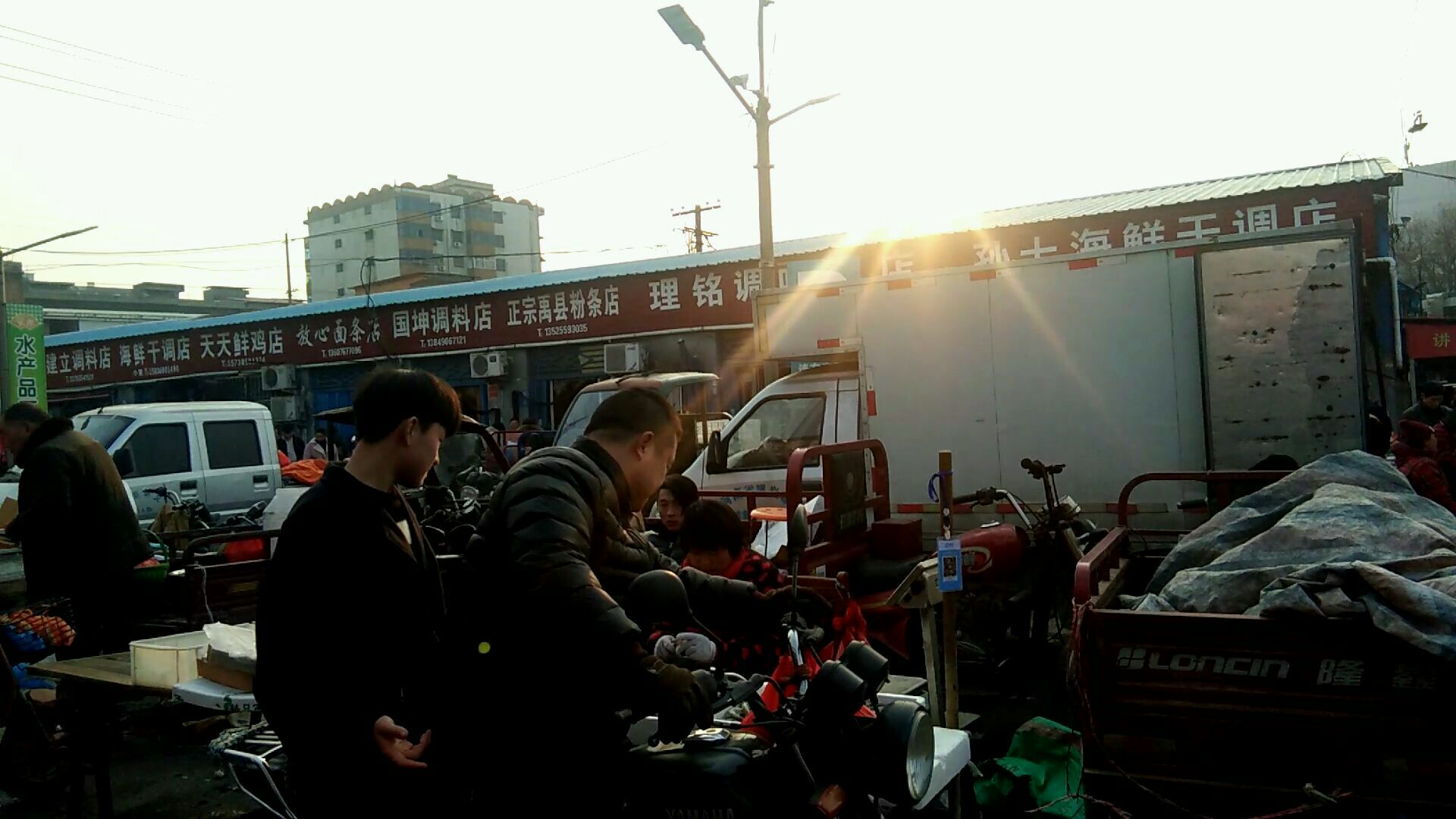 菜市场的热闹气氛