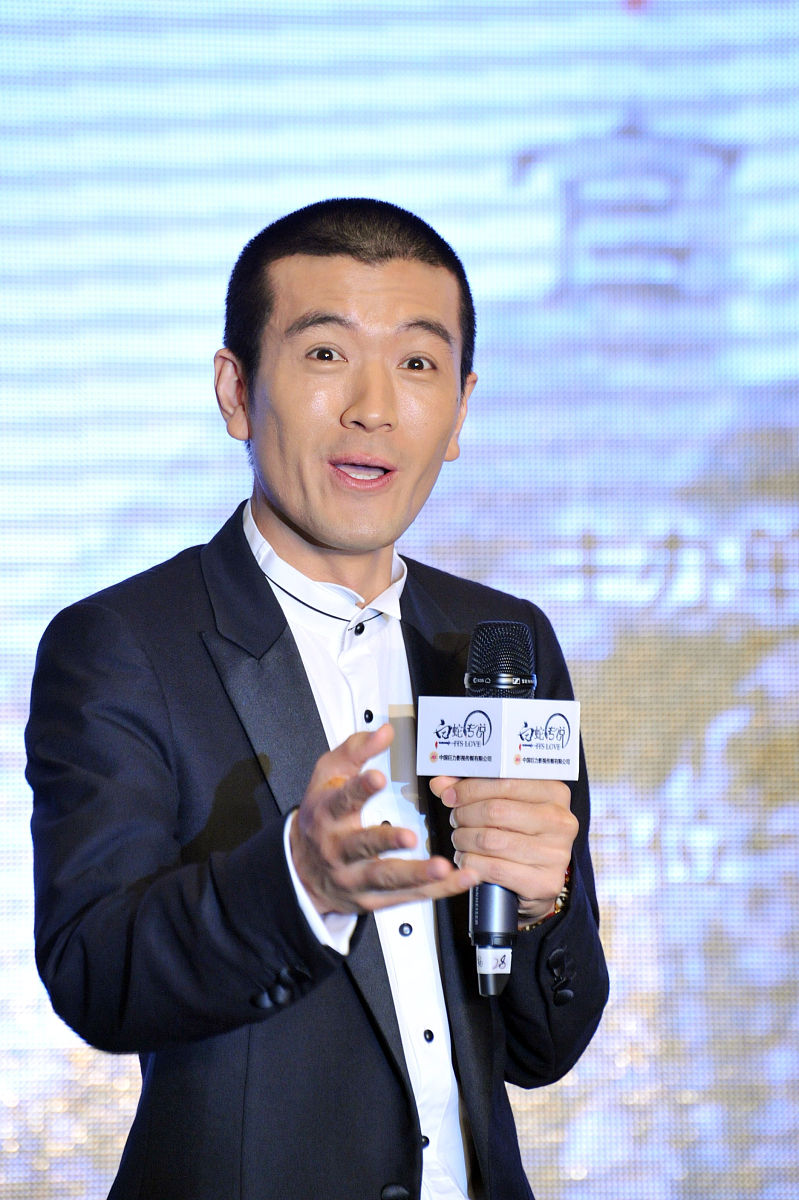 2011年8月10日,北京,电影《白蛇传说》官网启动仪式.杨子感谢黄圣依的
