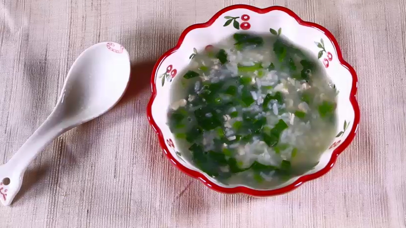 适合8个月以上—这个季节,给宝宝做的粥,要多加点这样的蔬菜(菠菜中的β-胡萝卜素和叶黄素,