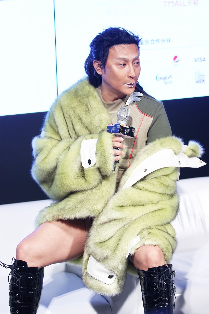 2019年4月2日,上海,2019上海秋冬时装周,<strong>明星</strong>亮相 f/ffffff 品牌秀场.