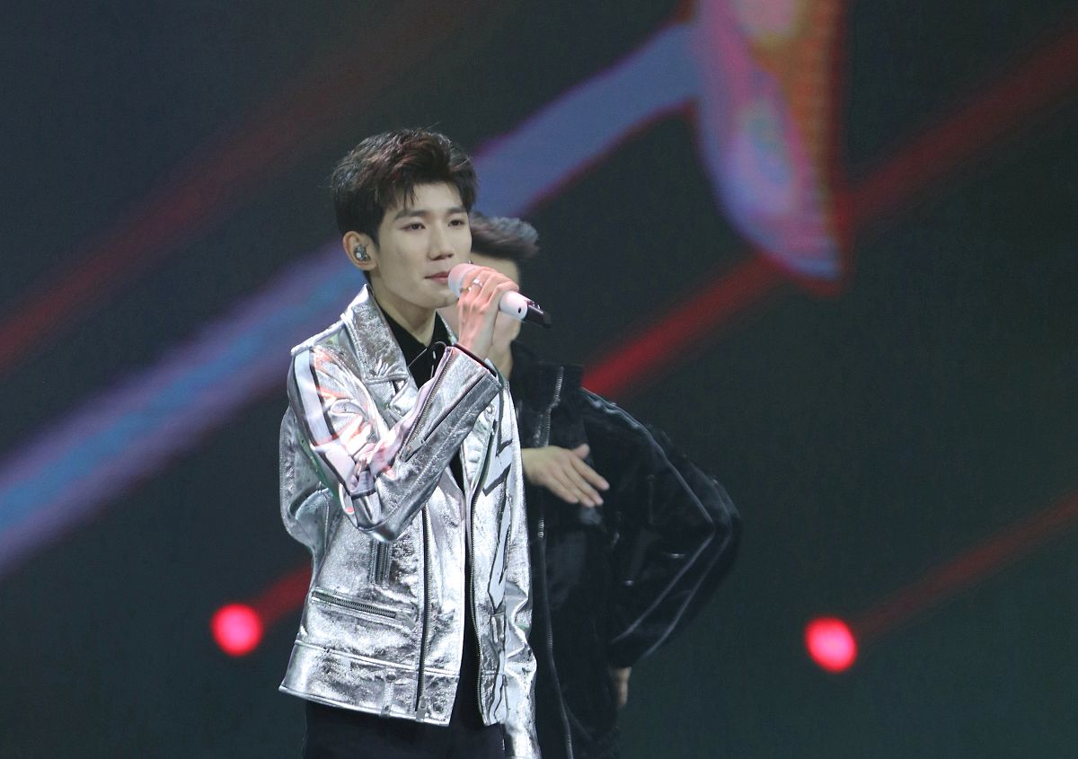 王源演唱会泪崩、加塞风波：五四青年节的反思