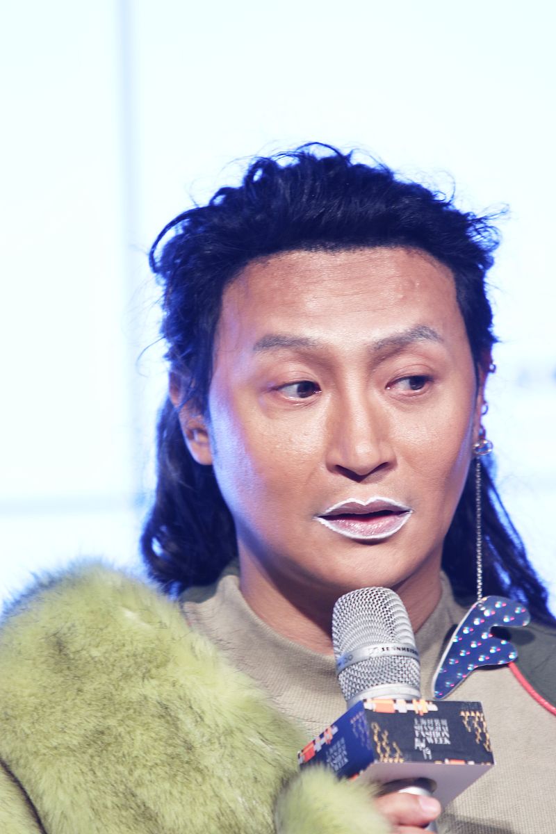 2019年4月2日,上海,2019上海秋冬时装周,明星亮相 f/ffffff 品牌秀场.