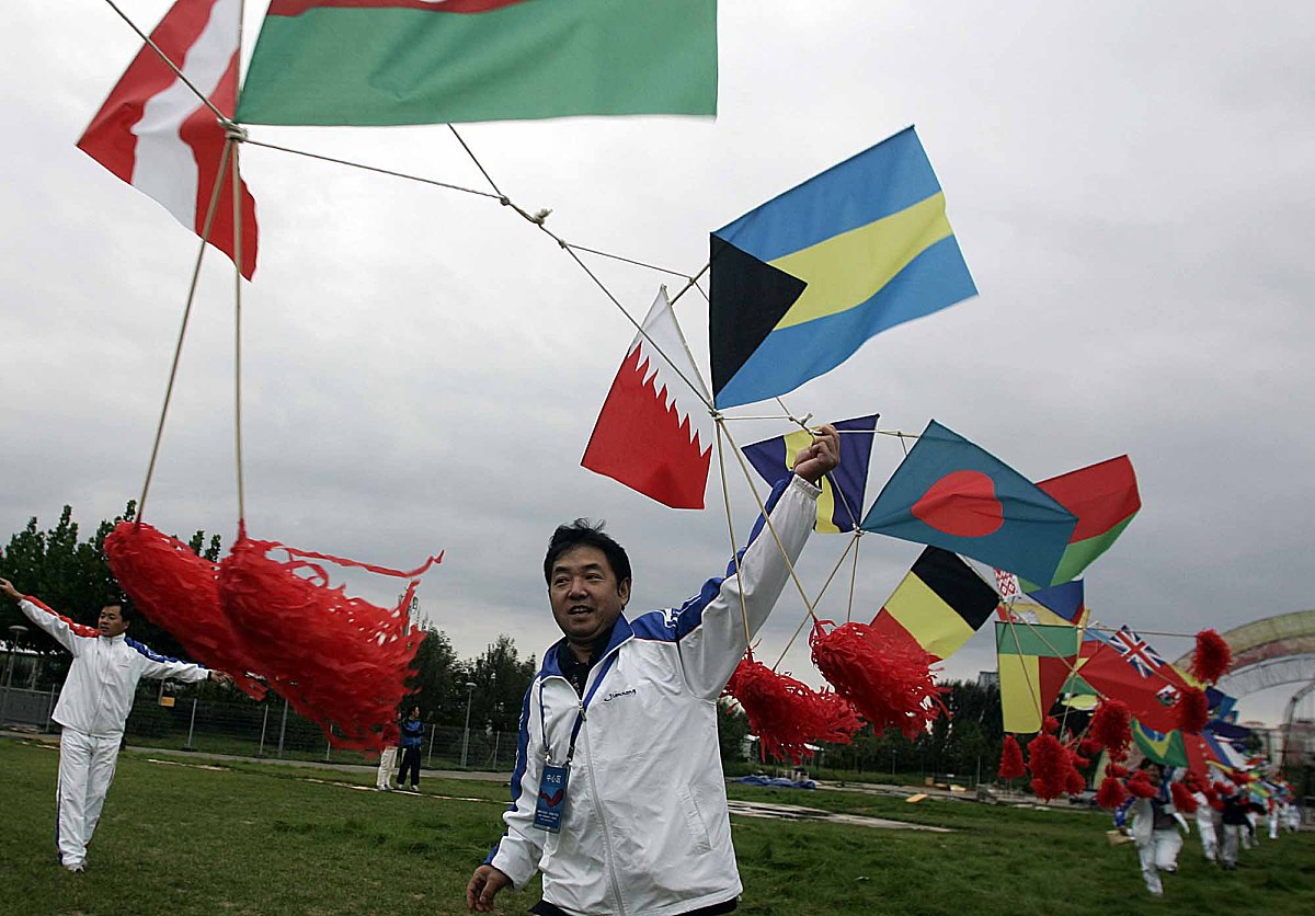 2008年10月5日下午,103米长,由2008北京奥运会参会国国旗,会旗组成的
