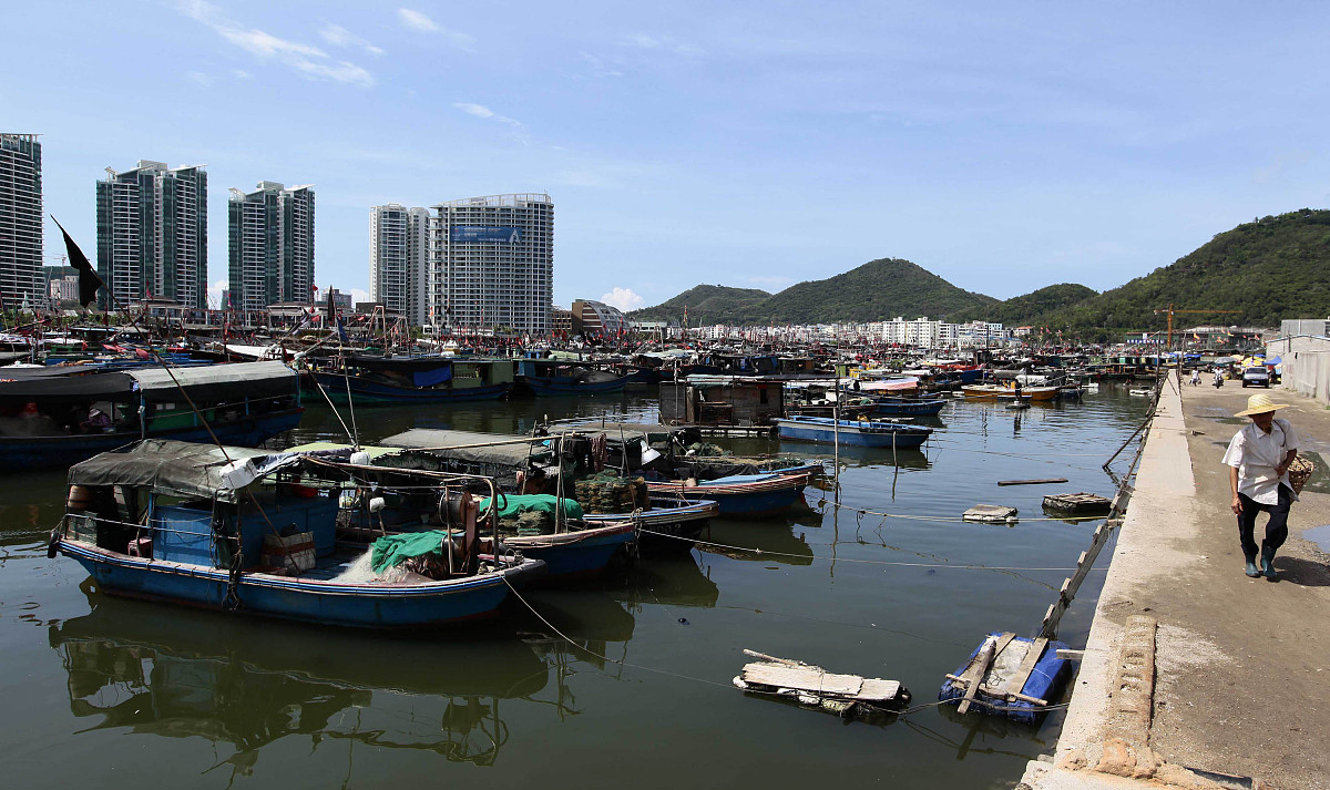 2011年5月16日,海南三亚渔港,上千只大小渔船陆续回港"度假".***_***