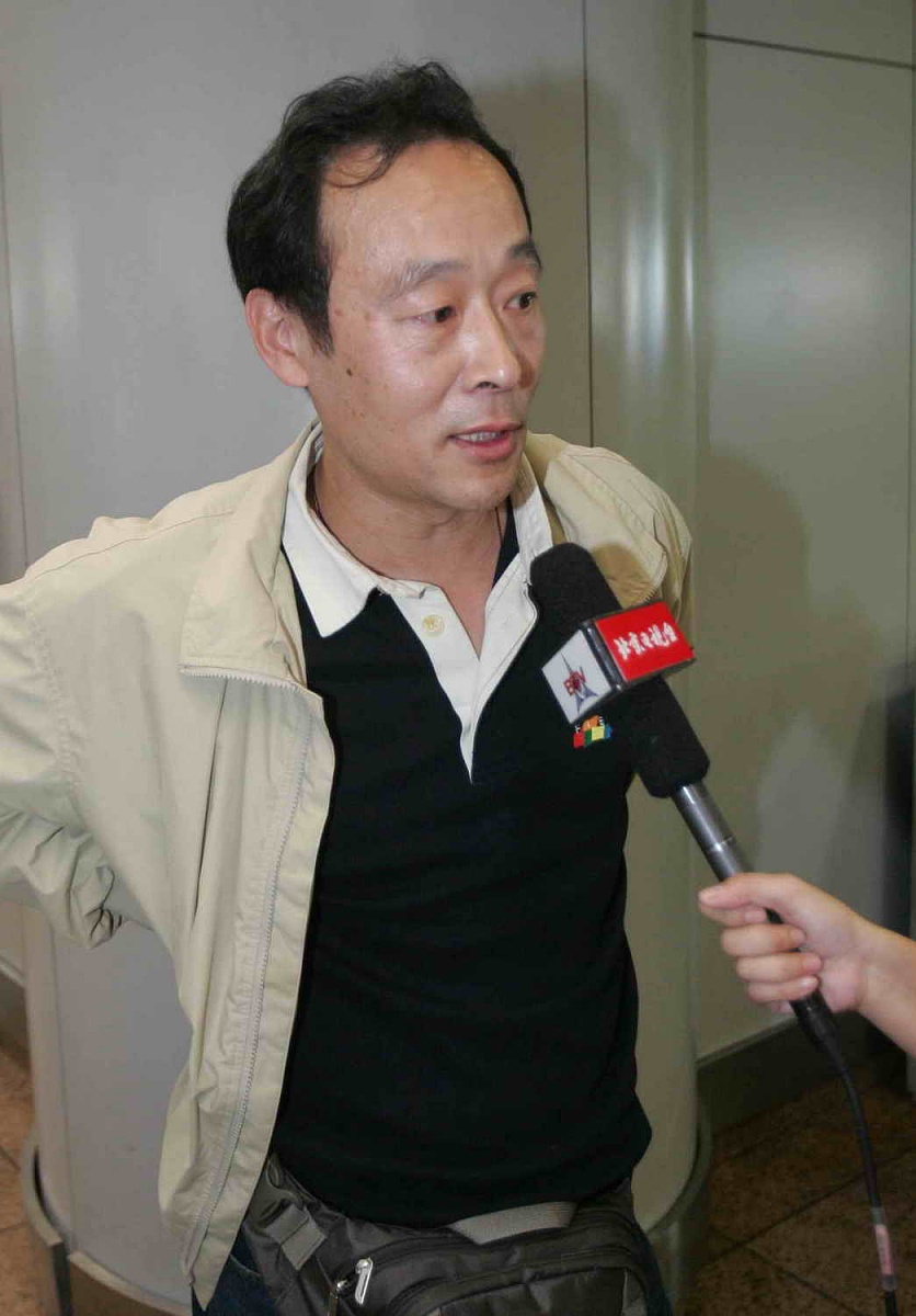 2006年10月9日,征战击剑世锦赛的中国击剑队返回北京.领队王健+++_+++