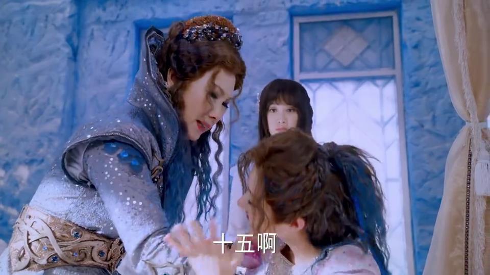 冰雪王后看见人鱼圣尊犹如亲人,看她如此宠溺人鱼公主,如此熟悉