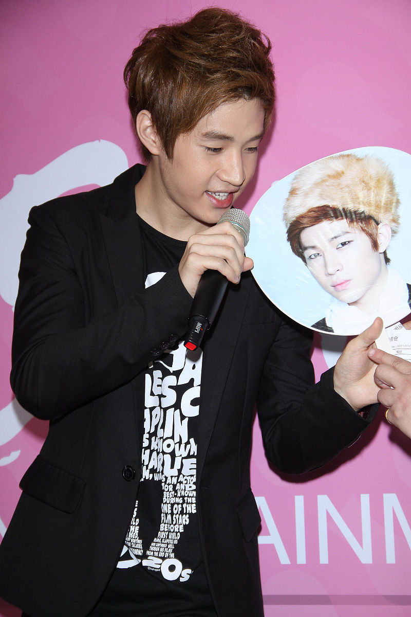 2011年7月8日,台北,"s.m.官方明星商品专门店"开业.super junior-m团