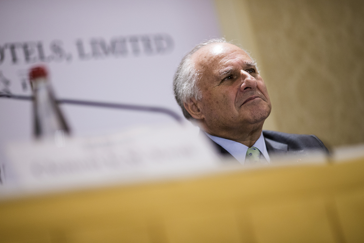 provide me itinerary for hong kong 21 days trip, please include restaurant, hotel