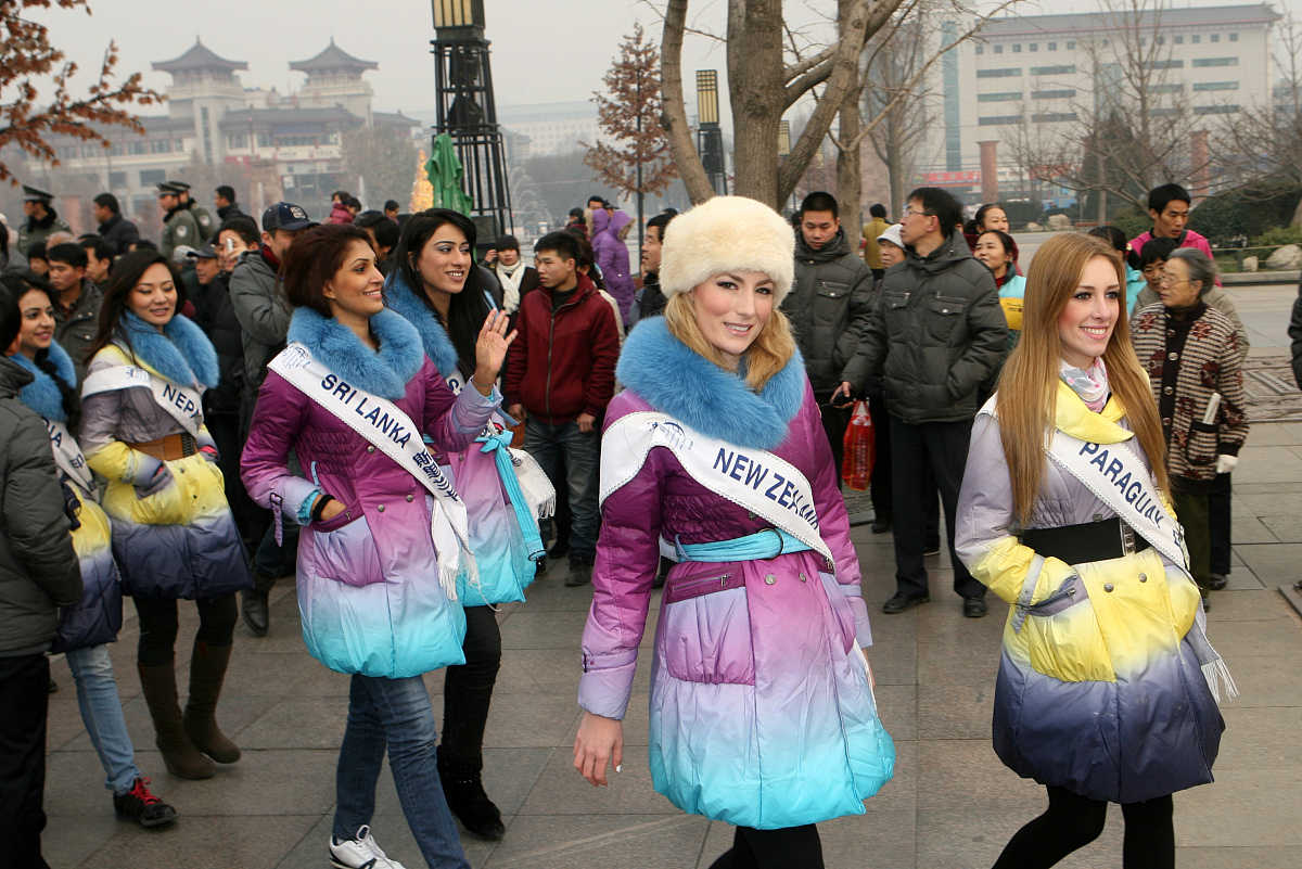 2011年12月26日,陕西省西安市,2011世界旅游小姐在西安大雁塔下挥毫泼