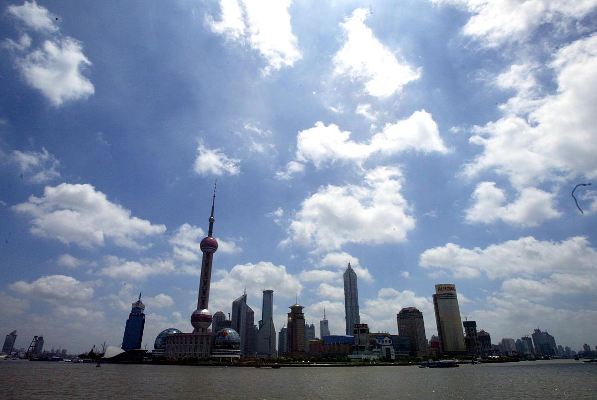 上海外滩云蒸霞蔚,游人享受碧空下陆家嘴建筑的现代之美.  +++_+++空