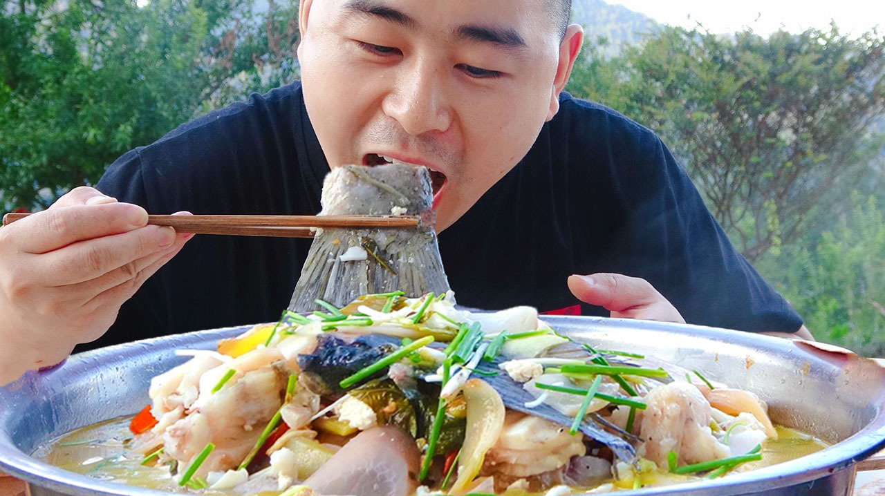 2条草鱼7斤重,小厨岳父家做泡菜鱼,一盆鱼两块豆腐,吃过瘾