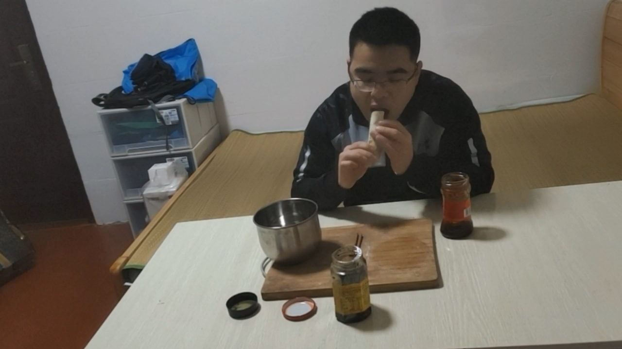 小伙挑战一次吃3斤梅干菜烧饼,他能成功吗,快来看看吧!