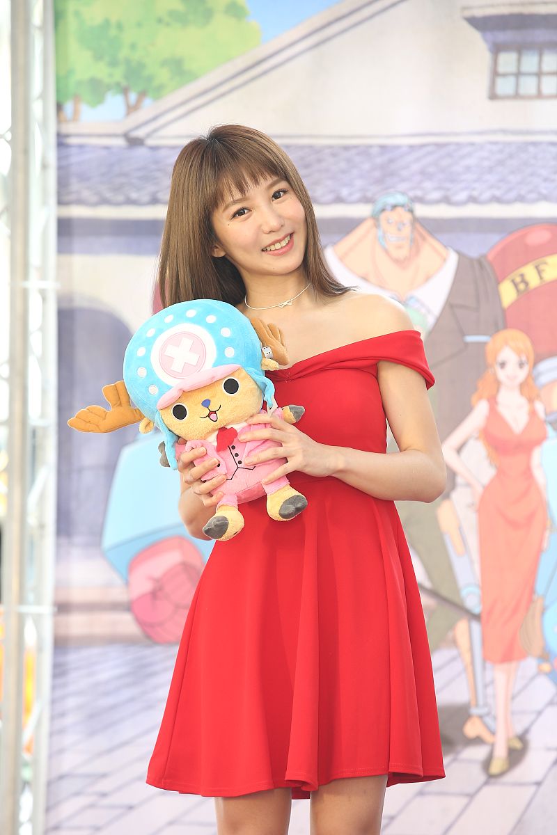 请介绍一下海贼王的动画和漫画的差异，包括故事情节、人物设定、画风等方面的不同。